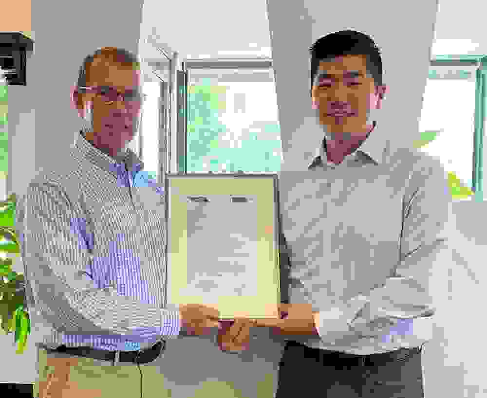 Hyun-Chae Loh vom MIT in Cambridge, Massachusetts (rechts) erhält die WITec Paper Award Gold Urkunde von Michael C. Lipton, Oxford Instruments Regional Sales Manager (links).